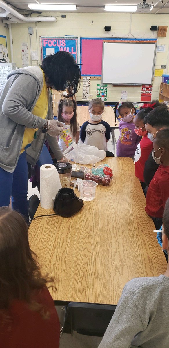 94Shonda's tweet photo. What a great week of learning in Mrs. Renfrow's pre-k class! The students learned all about what  foods grow on trees. The students had the opportunity to taste foods that grow on trees and made applesauce today. 😋🍎🍏#TreeStudy#Earlylearning @TeachStrategies https://t.co/ZPQ2qNB2j2