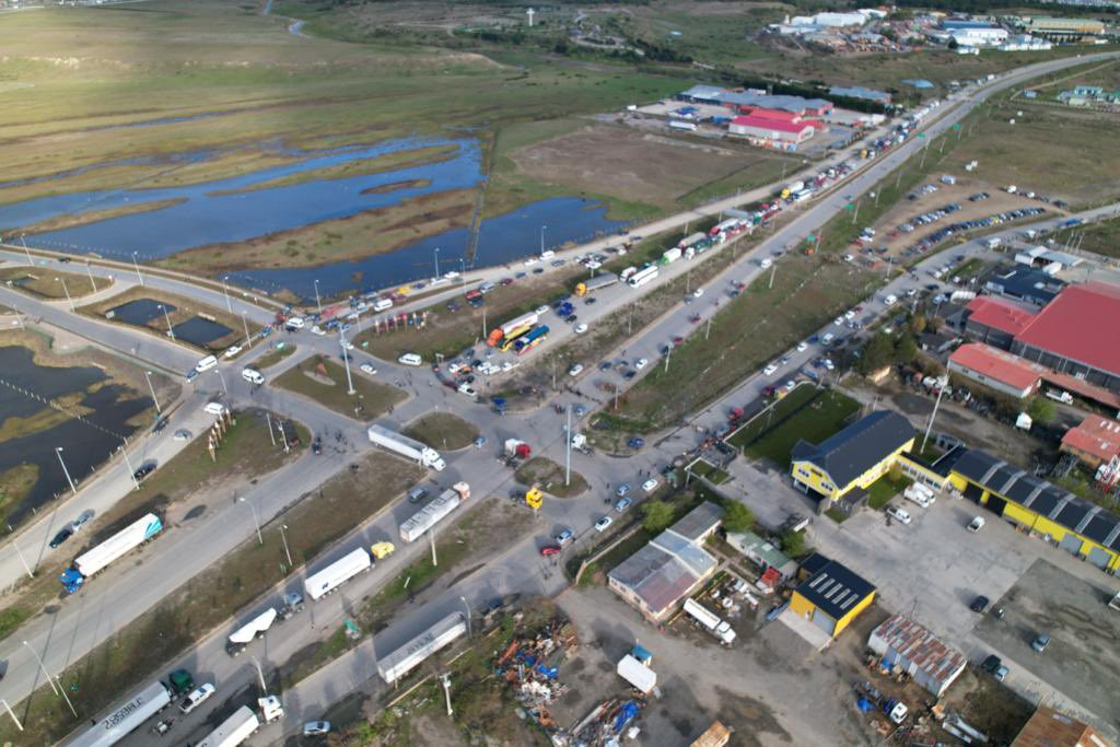 maurovidal's tweet photo. Continúa corte de ruta y el ingreso a #puq está bloqueado. A las 20 horas se sumaría corte en ruta #Natales 
Delegada presidencial no se hace presente y no emite declaración. Paro empezó ayer miércoles y aún no hay respuesta de autoridad.
#CorteDeRuta #Magallanes #PuntaArenas https://t.co/ttdg6bpId6