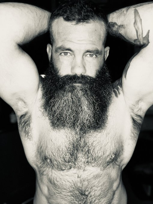 #beardedmen do it better #bearded https://t.co/RYOymXARJC