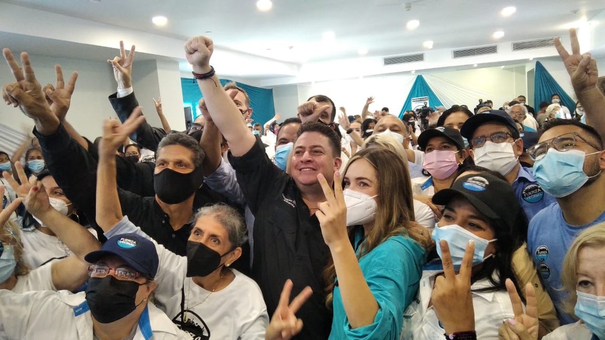 duquegustavoS's tweet photo. #AlMomento Seguimos en el lanzamiento de la campaña de @FuerzaVChacao junto a mi esposa @vanebachrich, candidatos a concejales de #FuerzaVecinalChacao y líderes vecinales. 

¡Vamos a lograr el triunfo más contundente en la historia de Chacao el 21-N votando por #FuerzaVecinal! https://t.co/fuHusdRsp9