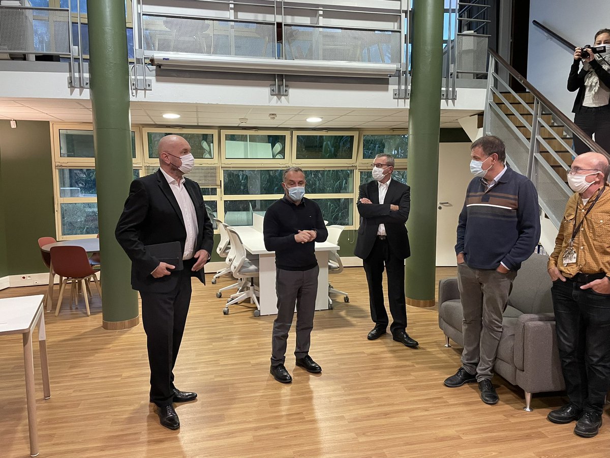 Philippe_Auge's tweet photo. L’appel à innovations pédagogiques de l’@IsiteMUSE @umontpellier TakeOff2 a permis d’aménager et d’équiper cet espace au service de la pédagogie par projets de @PolytechMontp notamment en lien avec les questions d’entrepreneuriat et de sciences humaines et sociales cc #CSIPMUSE https://t.co/xu8jvW7hJ0