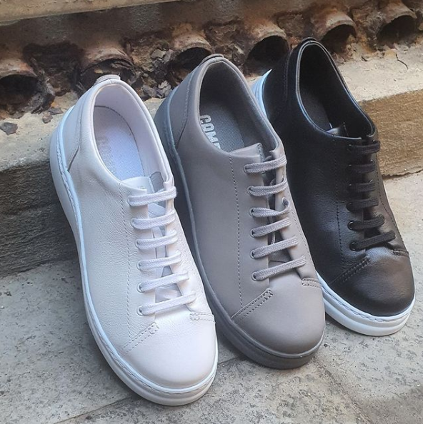 PacoRguezShoes's tweet photo. 𝙂3𝘿 𝙍𝙪𝙣𝙣𝙚𝙧 🔔
Sneaker para mujer con suela de EVA y piel flor 💯
Runner Up es una sneaker femenina con una plataforma sutil que destaca por su silueta ochentera.
#camper #goretex #deportivas #zapatillasligeras #estiloochentero #retro #impermeable #3d #resistentealagua https://t.co/cRoDw75Qka