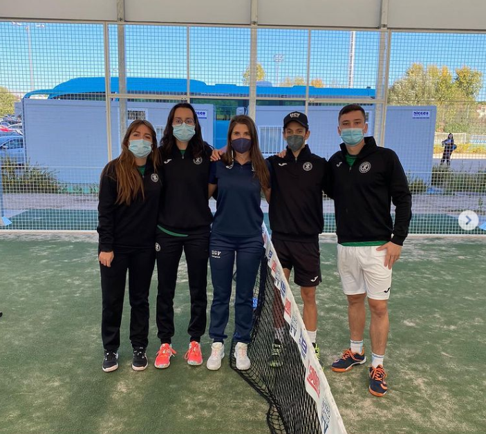 safd_ucv's tweet photo. Esta semana se ha celebrado el CEU 2021 de Pádel en Madrid y la @UCV_svm  ha participado con una pareja masculina y femenina 💪🏻

🏆Se consiguieron 4 victorias de 7 partidos.
Estamos muy orgullosos de ellos!

Y de nuestra capitana-entrenadora @Albamsol 👑

👋¡Nos vemos en 2022! 👋 https://t.co/ybFNHvSVXq