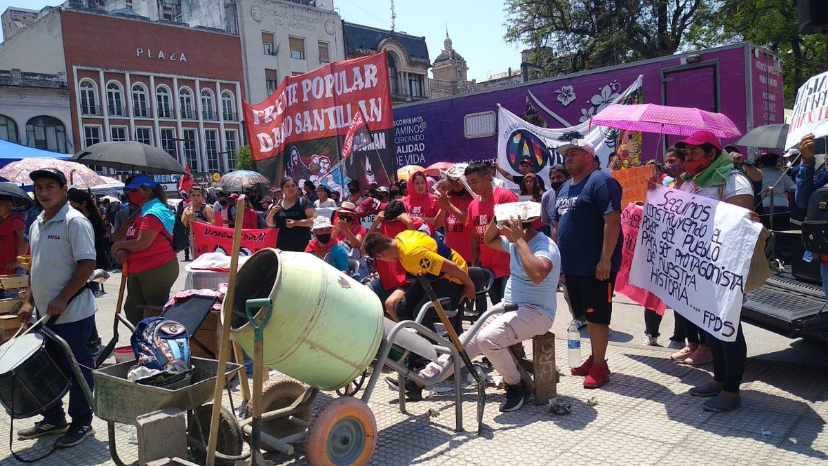 fpdstuc's tweet photo. Ahora: miles de familias reclamamos al @GobiernoTucuman trabajo digno, tierras para vivir y producir, y alimentos para el pueblo. Ni por dignidad, ni por respeto ante la ola de calor nos reciben los funcionarios de @OsvaldoJaldo @gabiyedlin
@mingobjustuc
#TrabajoDigno #Tucuman https://t.co/Tju1rWKbw3