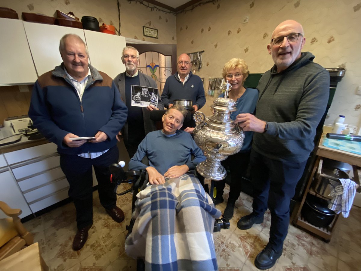 Waterloonumber8's tweet photo. Just delightful to spend the afternoon with @lancashirerugby legends Terry Morris, Dennis Brady, Dave Gullick, Lol Connor and rugby pal Glynnie. Terry won the Lancashire Cup in the 1970s with Liverpool RUFC and the trophy brought back some very happy memories 💕 🏆 🏉🌹 https://t.co/yg4d7yt8Xs