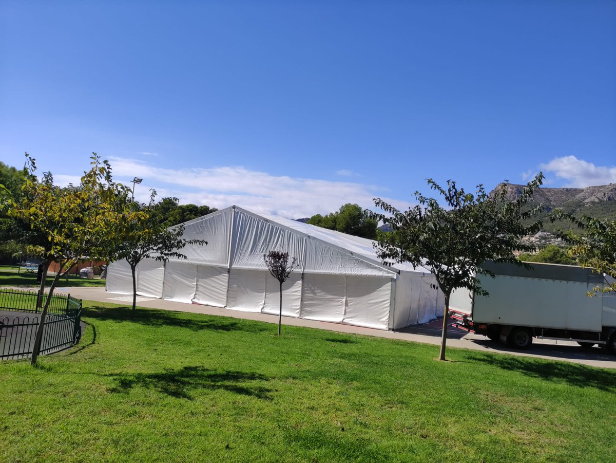 Espectacular la fiesta de la cerveza. Carpa de 600m2 manteniendo las distancias y cientos de barriles que han caído.