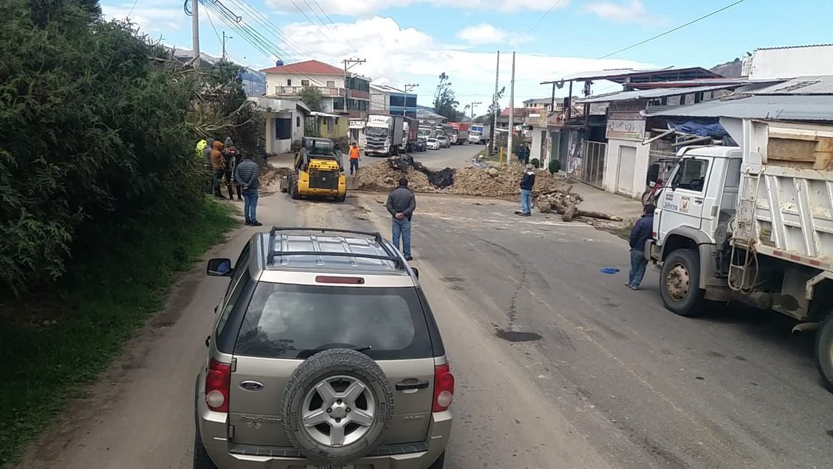 patriciovazquz's tweet photo. Maquinaria levanta escombros en la vía #Zhud #Cañar #ParoNacional @Asuquisupa @tomebamba @malenasofiamf @prensa_libre @radio_pichincha @antenaunofm https://t.co/AuH22I1bar