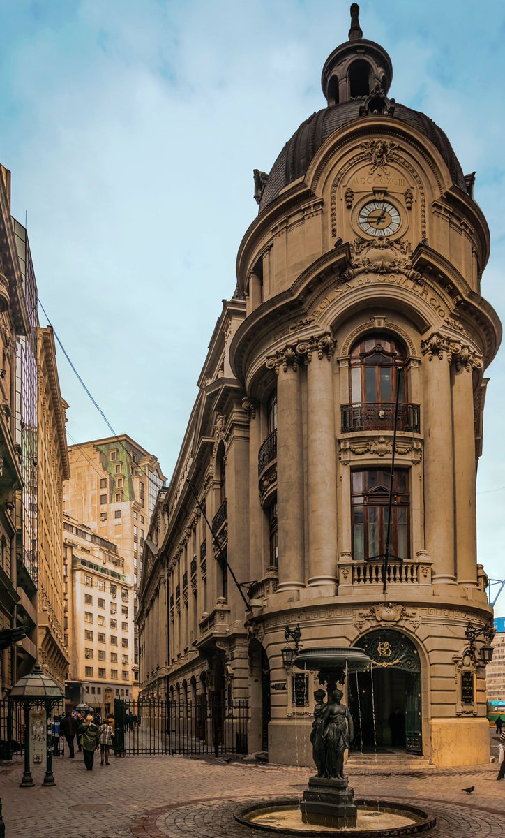 jokoignacio's tweet photo. Recorriendo stgo, en busca de un lugar para almorzar, me encontre con tremendo Edificio patrimonial en la esquina de Bandera con Moneda, infraestructura de la Bolsa de Santiago, 100pre apañando mi lumix para disparos en calle 👀🤩
#AdictoSantiago #Chile #Recorriendolaciudad #2021 https://t.co/6nMWJLX2Bj