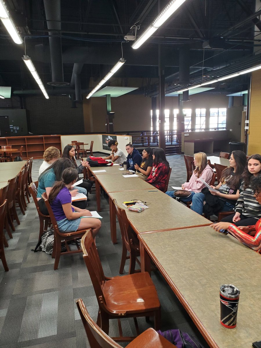 RouxDEHS's tweet image. AVID11 participating in Philosophical Chairs. Debating 4 year Colleges vs. 2-year / Tech schools. @Verrado_AVID #VHSAVID