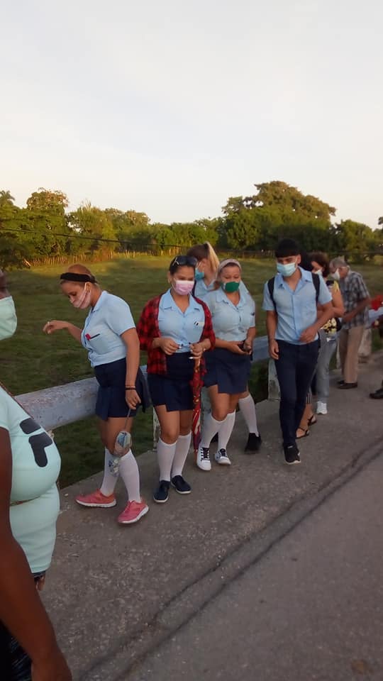 uj_avila's tweet photo. Rinde homenaje trabajadores de la educación y estudiantes junto al pueblo de Chambas #CiegodeAvika al eterno Comandante #CamiloEsPueblo #UJC #Cuba
#EducaciónChambas
#EducaciónCiegodeAvila
#VamosPorMás https://t.co/R8XA6wAa7Y