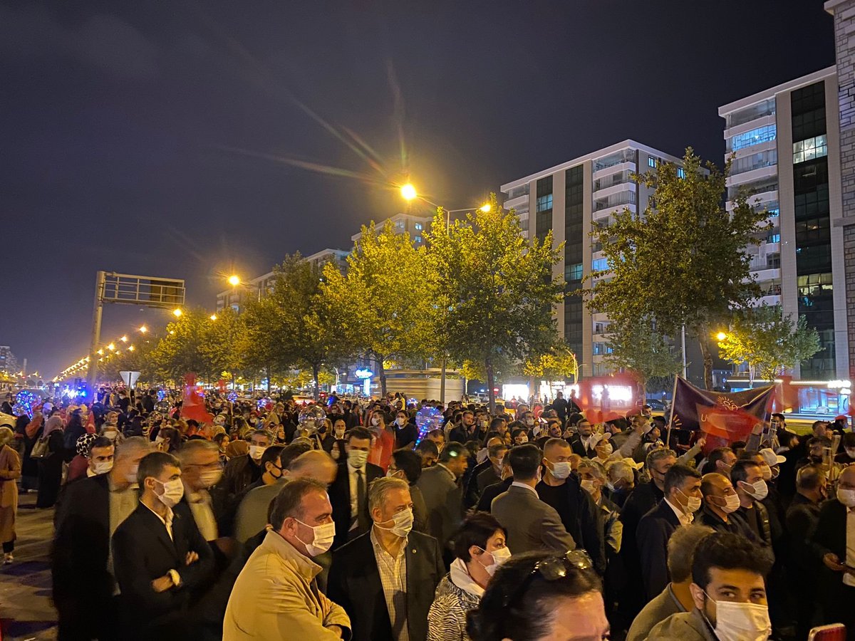 diyarbakirbld's tweet photo. Haydi #Diyarbakır Fener Alayı'na 🇹🇷

29 Ekim Cumhuriyet Bayramı coşkusunu birlikte yaşayalım.

🇹🇷Fener Alayı
📍Park 75⤵️
📍Kent Meydanı

#29EkimCumhuriyetBayramı https://t.co/KFBHp6XN08