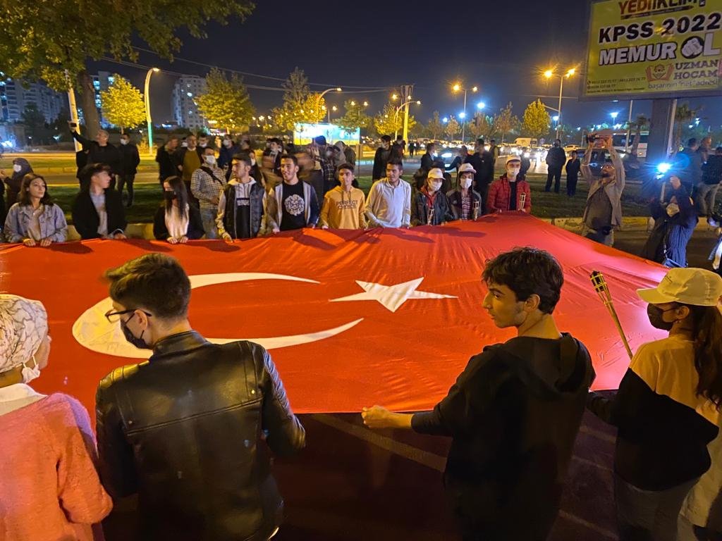diyarbakirbld's tweet photo. Haydi #Diyarbakır Fener Alayı'na 🇹🇷

29 Ekim Cumhuriyet Bayramı coşkusunu birlikte yaşayalım.

🇹🇷Fener Alayı
📍Park 75⤵️
📍Kent Meydanı

#29EkimCumhuriyetBayramı https://t.co/KFBHp6XN08