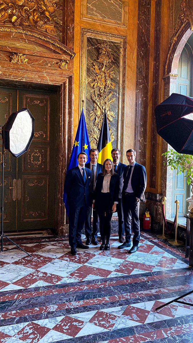 📸 Making sure our 🇧🇪 trainee diplomats <a href="/BelgiumMFA/">🇧🇪 Belgium MFA</a> have excellent profile pictures for their social media accounts. #DigitalDiplomacy