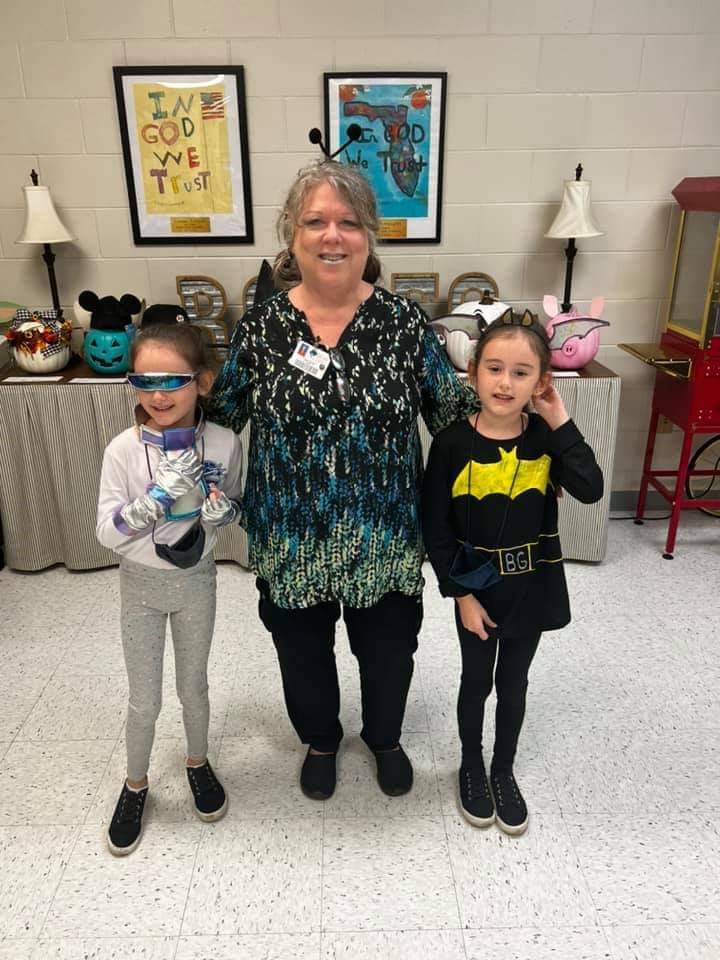 NiSlemp's tweet photo. Red ribbon week ❤ @RomeoElementary is always a fun time! Love this Romeo family 💙💛
Hero day, Too cool for school, and Aliens or astronauts 👮‍♂️😎👨‍🚀 https://t.co/TltbhvEg4X