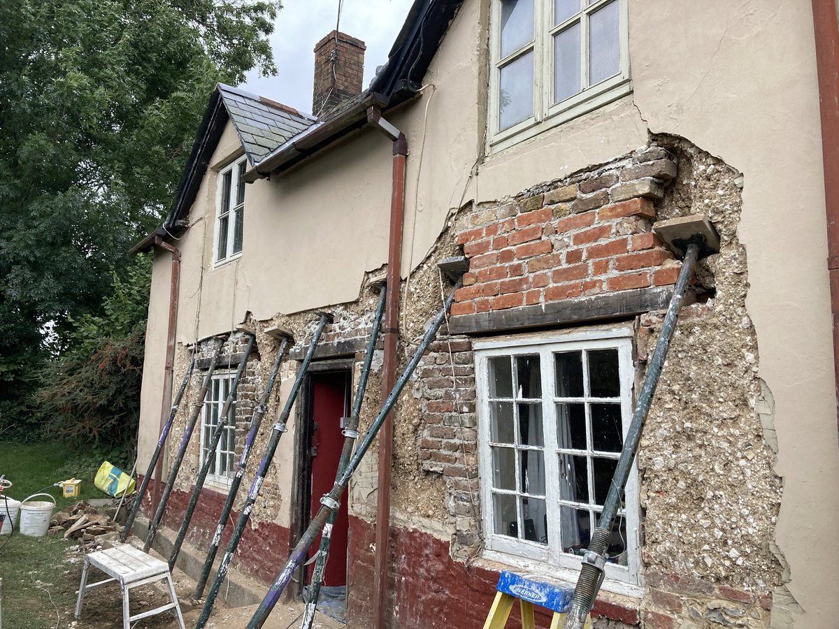 SellickCon's tweet photo. Cottage up Coffin Lane coming on with a second hot mixed lime scratch today   #hotlime #limerender #letitbreath https://t.co/RZlvaHaosp