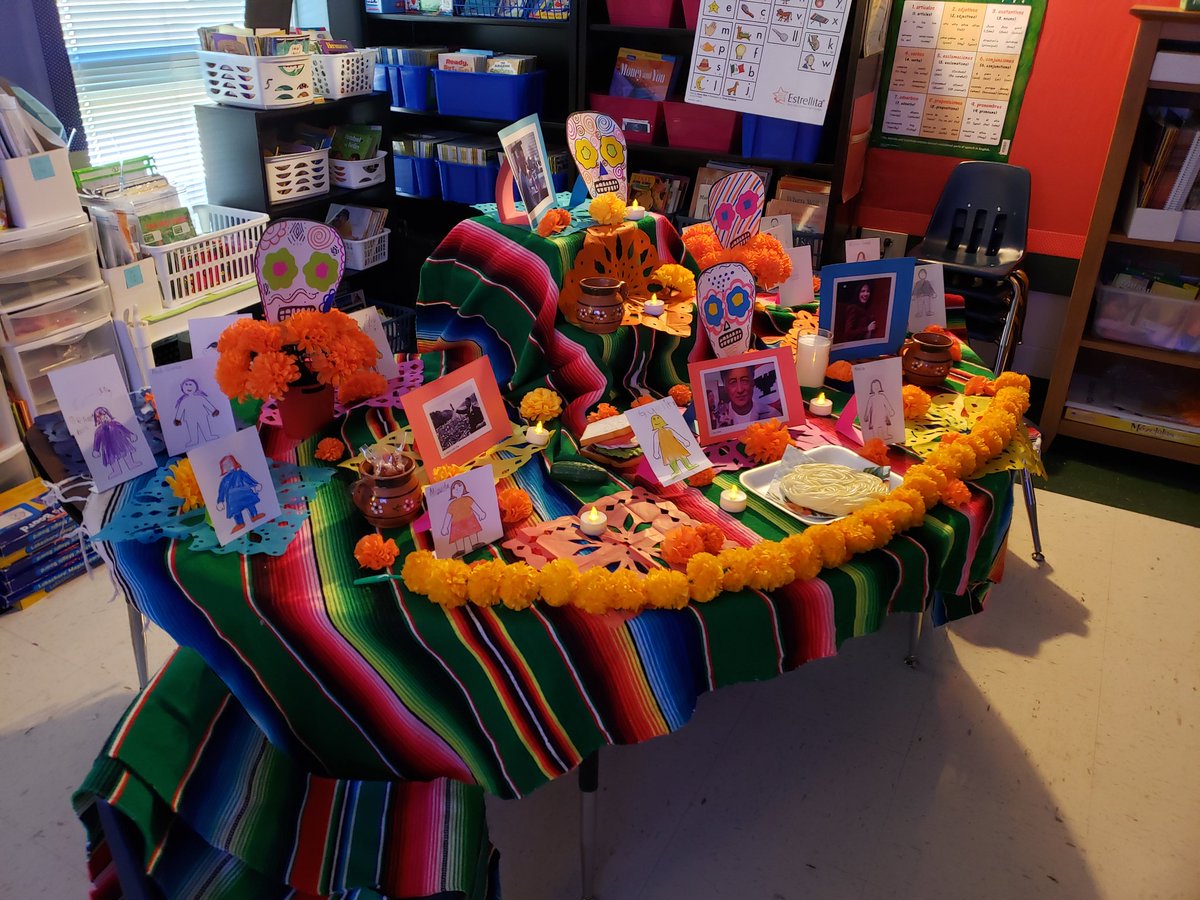 JulietaGorge's tweet photo. "Altar de muerto"
Recordando a nuestros seres queridos 
Myers Elementary https://t.co/mvcQdzySx1