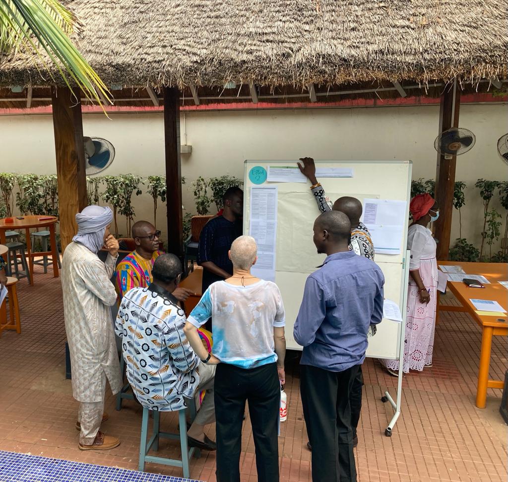 "Lorsque tu ne sais pas où tu vas, regarde d'où tu viens". Comme disait l'adage. L'équipe de la #DDCMali, en session pour son rapport annuel 2021 et sa planification 2022. A l'issue de laquelle, les perspectives seront définies. <a href="/SwissMFAafrica/">Ambassador Philipp Stalder</a> <a href="/SwissDevCoop/">Swiss Development and Cooperation</a> 🇨🇭🇲🇱