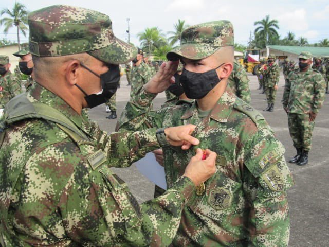 COMANDANTE_EJC's tweet photo. En Carepa, Ant., con la medalla militar Fe en la Causa, reconocí y exalté el trabajo de los 236 hombres de @COL_EJERCITO, @ArmadaColombia, @FuerzaAereaCol y @PoliciaColombia que adelantan la operación Agamenón, la cual configuró  el contundente golpe contra el Clan del Golfo. https://t.co/9MAngjVQUl