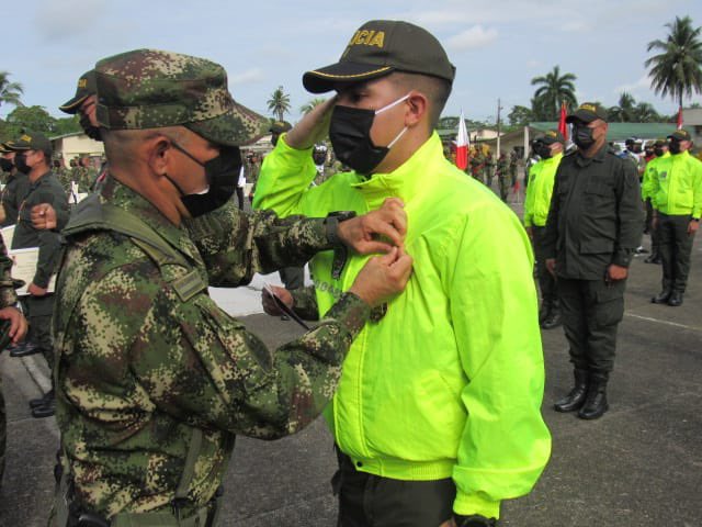 COMANDANTE_EJC's tweet photo. En Carepa, Ant., con la medalla militar Fe en la Causa, reconocí y exalté el trabajo de los 236 hombres de @COL_EJERCITO, @ArmadaColombia, @FuerzaAereaCol y @PoliciaColombia que adelantan la operación Agamenón, la cual configuró  el contundente golpe contra el Clan del Golfo. https://t.co/9MAngjVQUl