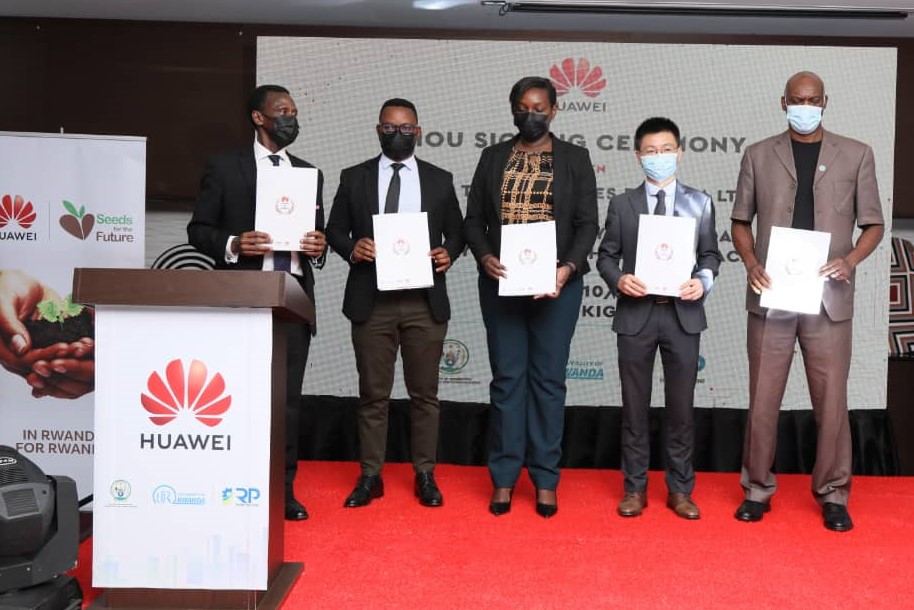 Rwanda_Edu's tweet photo. This afternoon, MoS @ClaudetteIrere attended a joint  signing event of MOU on HUAWEI ICT Academy between @Huawei &amp; the @RwandaGov represented by @RwandaICT, @Uni_Rwanda and @RwandaPolytec. After witnessing the MOU signing, she launched the "2021 Seeds for the future program" https://t.co/LqKqNqB4DH