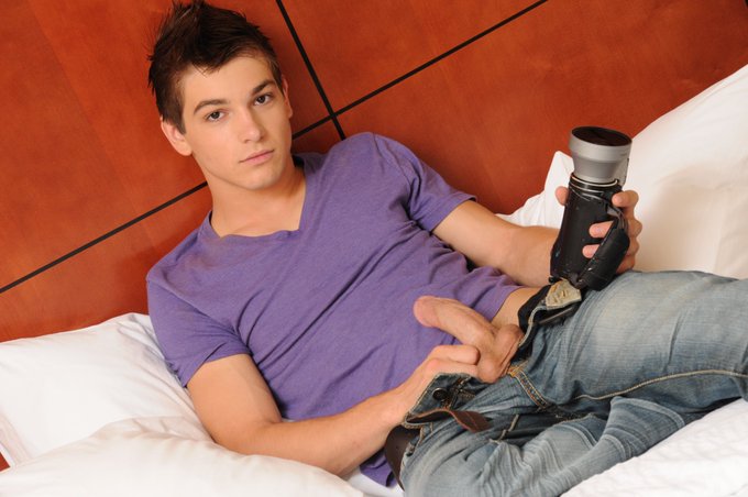 Watch Johnny Rapid's leaked NSFW photo on TwXstars