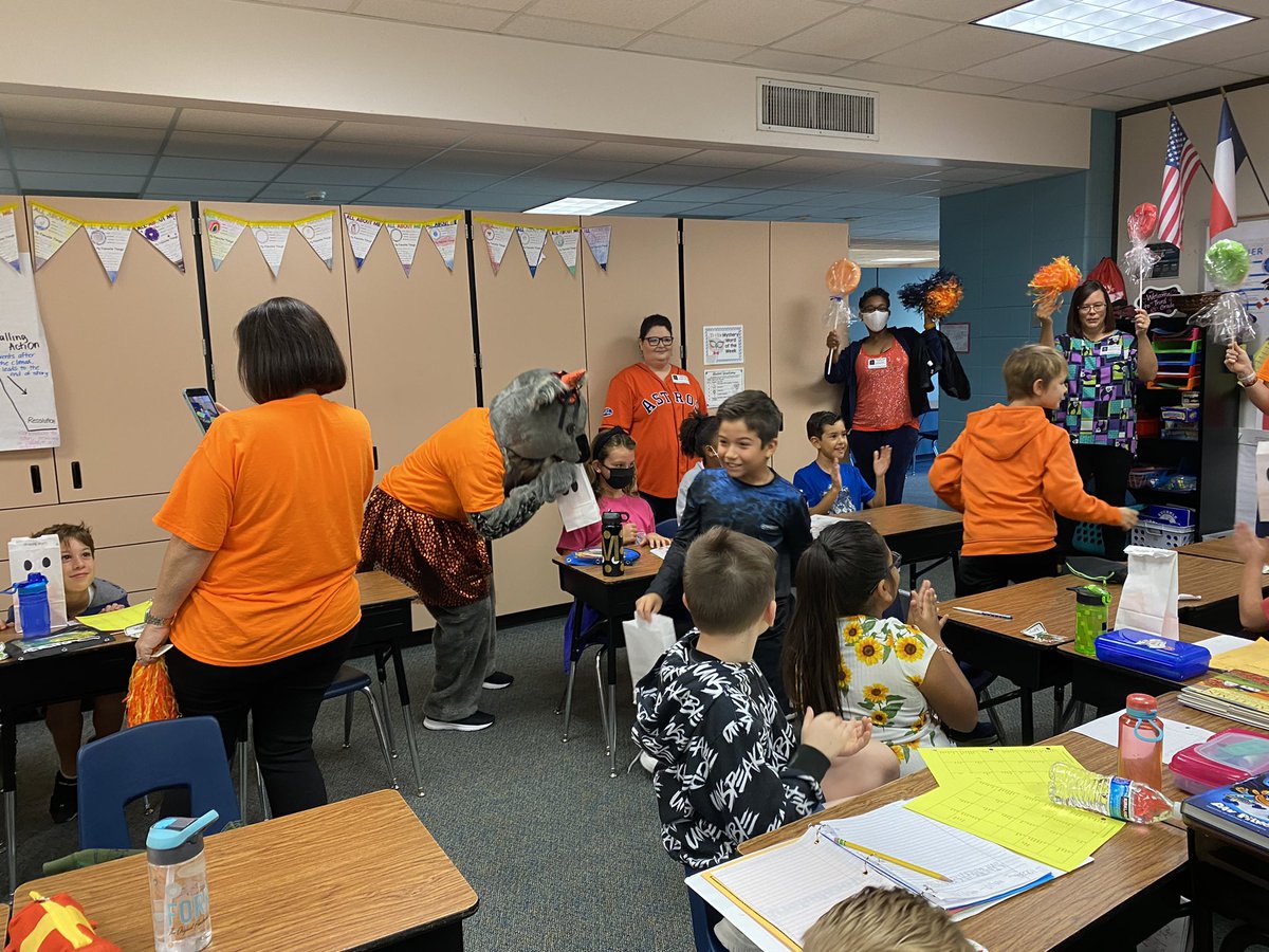 Shelton_KISD's tweet photo. What a fa-BOO-lous surprise from @KuehnlePto! We loved our visit from the Koala and the treats were so yummy! #BooGrams #TisTheSeason π¨ππ#KoalaP2PMoments @KuehnleKISD https://t.co/0rhR7CjCsR