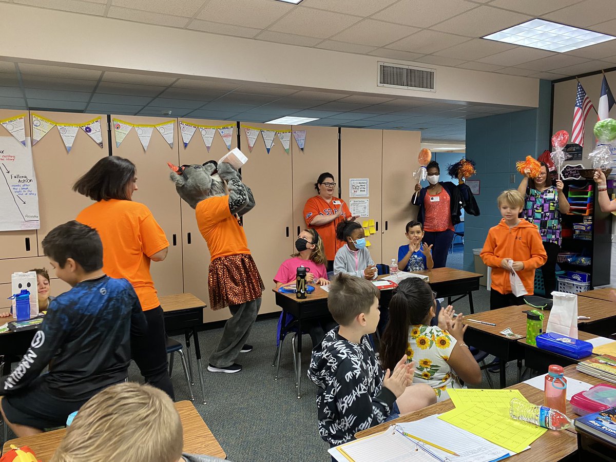 Shelton_KISD's tweet photo. What a fa-BOO-lous surprise from @KuehnlePto! We loved our visit from the Koala and the treats were so yummy! #BooGrams #TisTheSeason π¨ππ#KoalaP2PMoments @KuehnleKISD https://t.co/0rhR7CjCsR