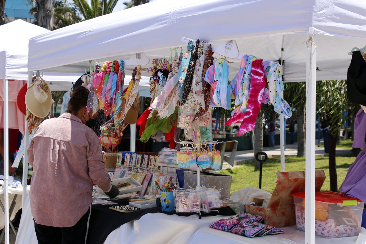 yomujeroficial's tweet photo. #YoMujer estuvo en la "Feria Social de Emprendedores", organizado por la Municipalidad de Lince. El evento, que tiene como finalidad reactivar la economía para los vecinos del distrito, ofrece variedad de ropa, accesorios, bisutería, postres y más. ✨ https://t.co/ovBsos3TAv