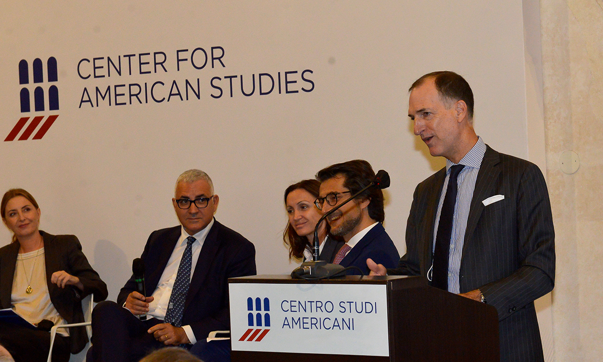 L'Incaricato d'Affari Smitham: gli investimenti reciproci tra Italia e Stati Uniti sono già forti e costituiscono una base perfetta per integrare ulteriormente le nostre economie ed estendere gli investimenti ad aree che faranno da traino alla futura crescita economica globale.