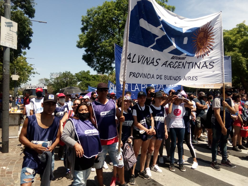 CTAMalvinasArg's tweet photo. #AHORA en #CABA marchamos para terminar con el hambre. Por soberanía, trabajo digno, producción sustentable y justicia social. https://t.co/CAOy14NCPE