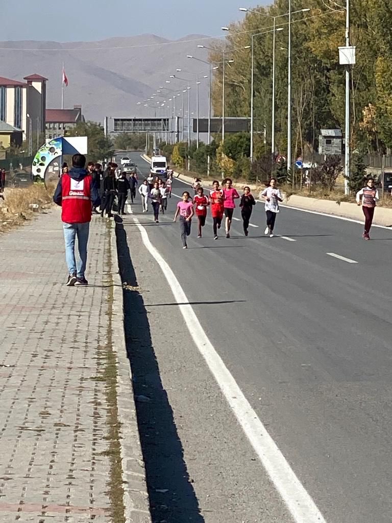 servetbulut23's tweet photo. Patnos Gençlik ve Spor İlçe Müdürlüğü olarak 29 Ekim Cumhuriyet Bayramı Atletizm Koşusu düzenledik.Töreni Gençlik ve Spor İlçe Müdürü,Milli Eğitim İlçe Müdürü ve Emniyet İlçe Müdürü de takip etti.@CankatarYusuf @ismailcalgangsb @CemilBu29716542 @FatihALPASLAN04 https://t.co/91xH0B5Ohp