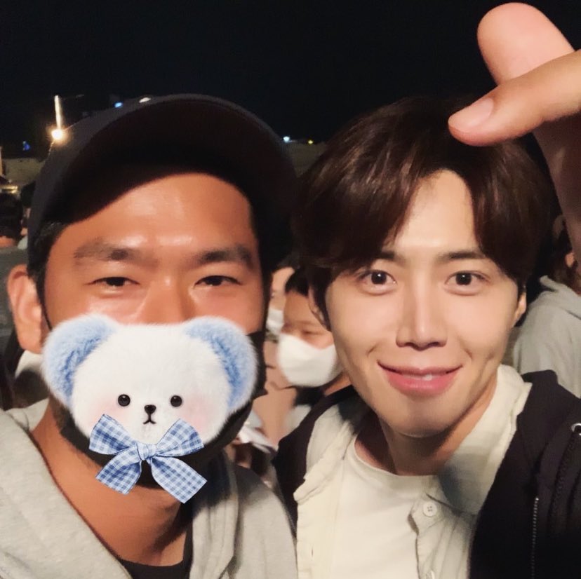 [kimgun1128 IG]

A good project, a beautiful memory.
Seonho Hyung’s a lot of fun
His acting is very good! His personality is also very nice! I’ll root for you!
-
#HometownChaChaCha #KimSeonHo #Actor #DramaProduction
-
🔗 instagram.com/p/CVlE94SPks5/…