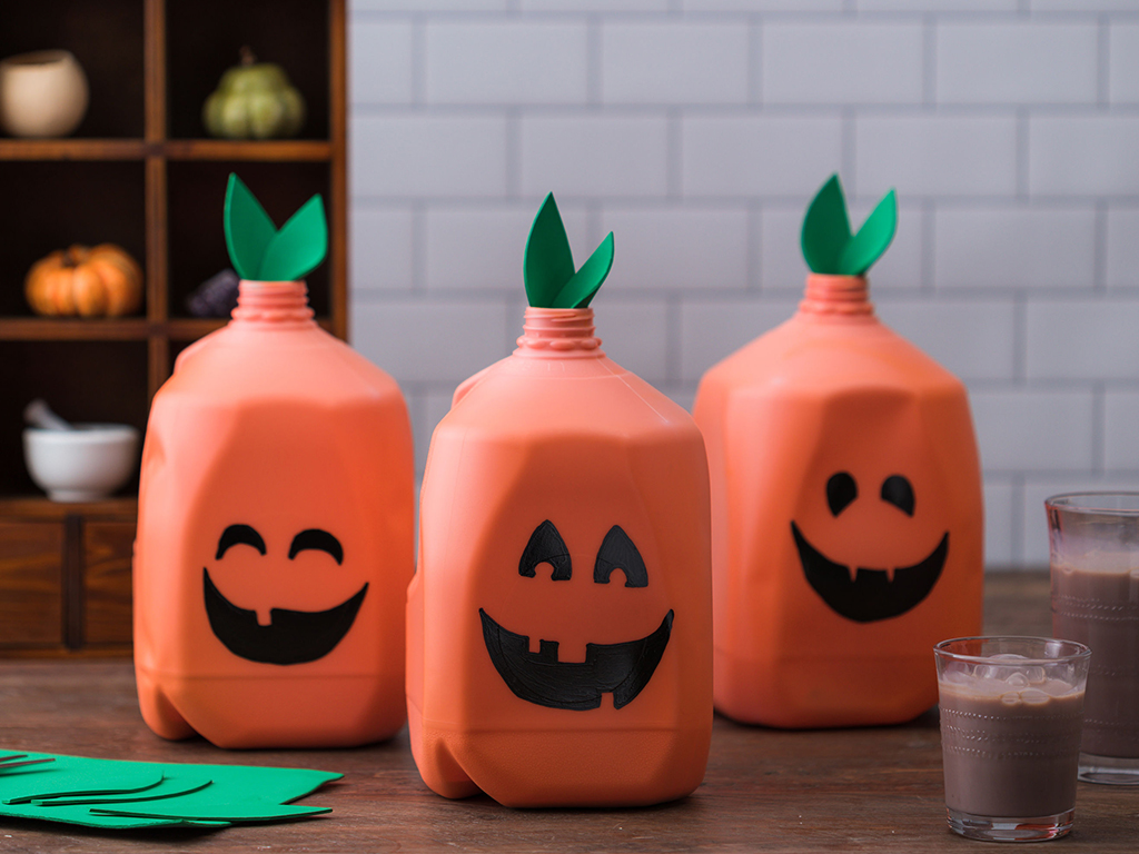 FUTP60NV's tweet photo. Scream with Excitement! We have killer Halloween treats for you including easy DIY projects and costumes #Halloween #Undeniably Dairy #chocolatemilk #FuelGreatness #DIY- https://t.co/sgXDra2NMX https://t.co/4DTuzKXwDV