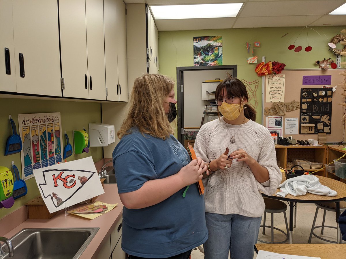 LPS_EIP's tweet photo. Miss Sofi shared her love of charcoal drawing with her students @TrailblazinArt. They have such an advanced understanding of high level art vocabulary! #ThisIsEIP https://t.co/8dn15XM3bs