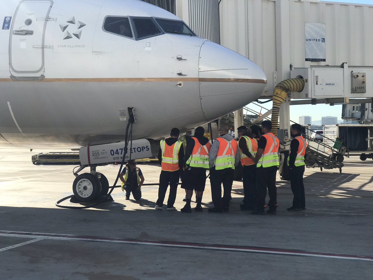 MattTalbott's tweet photo. @AOSafetyUAL  #SafetyBlitz  #safetyIownit  @JHERNinLA @TammyLHServedio @anthonychin888  @MaggieRonan    Special Teams on the field.   Safety starts with the new hires learning SOP. https://t.co/XtdQLSPrmt
