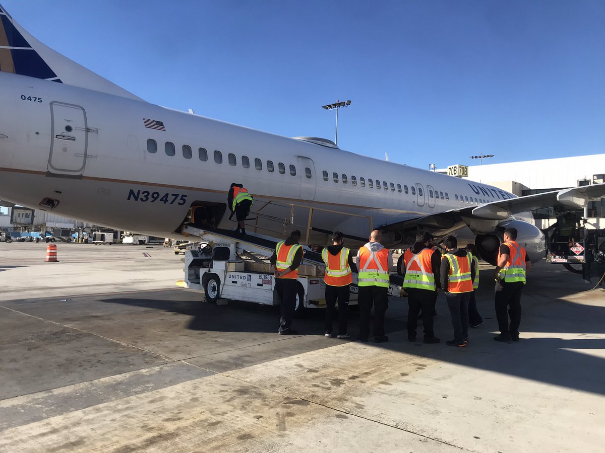 MattTalbott's tweet photo. @AOSafetyUAL  #SafetyBlitz  #safetyIownit  @JHERNinLA @TammyLHServedio @anthonychin888  @MaggieRonan    Special Teams on the field.   Safety starts with the new hires learning SOP. https://t.co/XtdQLSPrmt