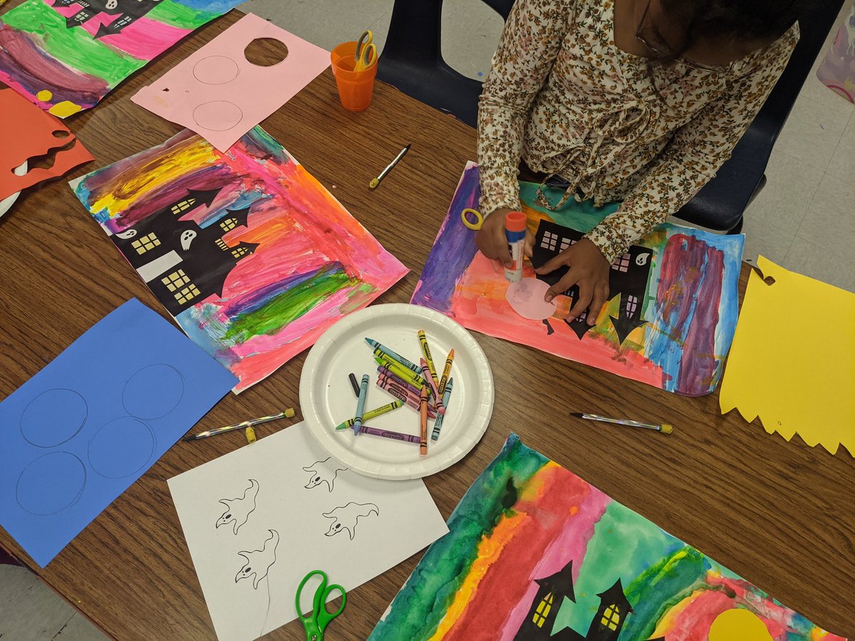 voyage_into_art's tweet photo. More #hauntedhouse fun. #LISDVISUALARTS #ilovevickery #mixedmedia #HappyHalloween #elementaryart https://t.co/xWMNR2tvIF