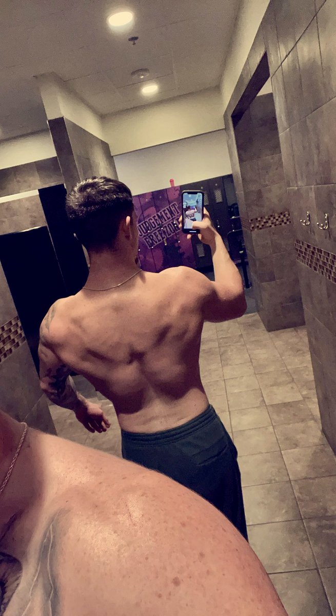 holdy02's tweet photo. Trying to fluff up for the winter 🥶 dad bod loading… https://t.co/UHQ4zbuQpW