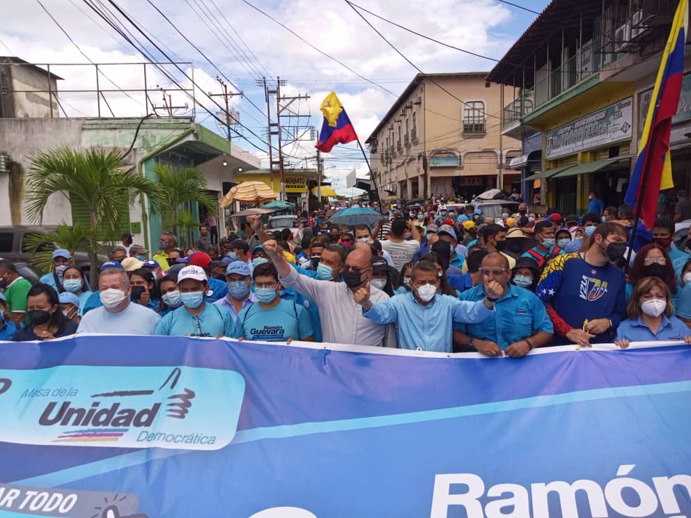 defendamosmerid's tweet photo. #28Oct #Ahora Los vigienses salieron masivamente a apoyar la Unidad representada por grandes líderes regionales y nacionales en este inicio de campaña. Este 21N Alberto Adriani vota la manito #defendamosamerida
@RamonGuevaraMRD @williamsdavila
@jesuslopezad1
@prospericarlos https://t.co/x6T6eCRDcq