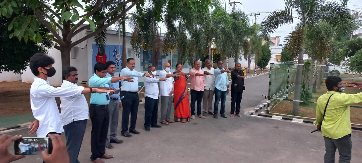 Jagadeesh89856's tweet photo. Integrity pledge by Staff of 5 @HPCL LPG dealerships in Guntur district in presence of Shri. @Avinashhpcl sir, @GLNaidu3 sir. @HPCL_Vigilance @meduri2010 @Sriniva60559522 @saketkalikar @anujjain1906 https://t.co/Fyny4D2DhO