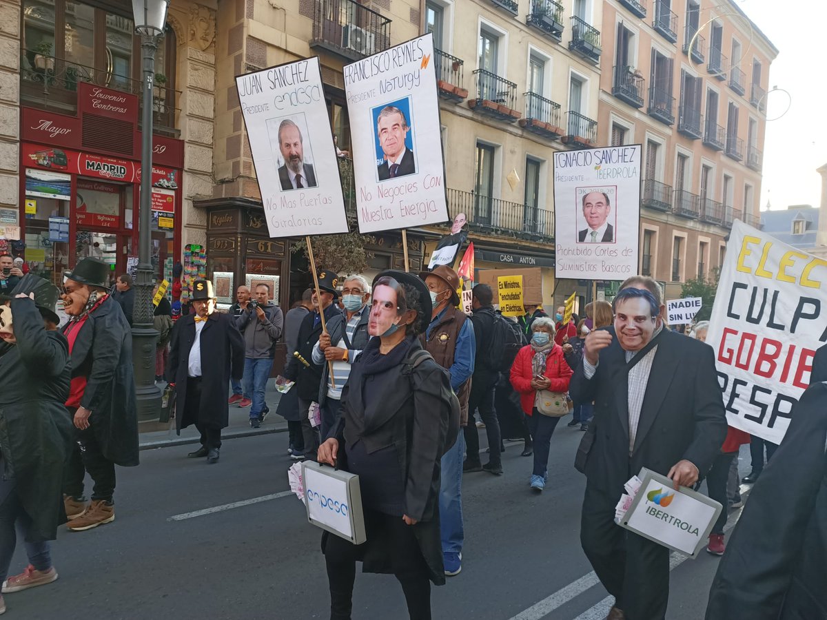 AmigosTierraEsp's tweet photo. Hoy nuestra gente ha estado el la manifestación #28OContraLaSubidaDeLaLuz junto a muchas personas y colectivos para reclamar más soluciones frente al #AtracoEléctrico ✊✌️
¡Eléctricas culpables, Gobiernos responsables! https://t.co/fr2n6ufW0m https://t.co/34Tr82RXfI