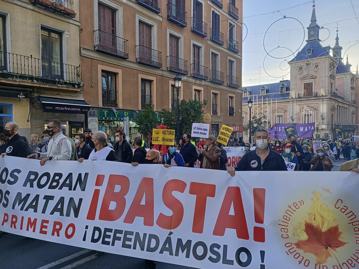 AmigosTierraEsp's tweet photo. Hoy nuestra gente ha estado el la manifestación #28OContraLaSubidaDeLaLuz junto a muchas personas y colectivos para reclamar más soluciones frente al #AtracoEléctrico ✊✌️
¡Eléctricas culpables, Gobiernos responsables! https://t.co/fr2n6ufW0m https://t.co/34Tr82RXfI