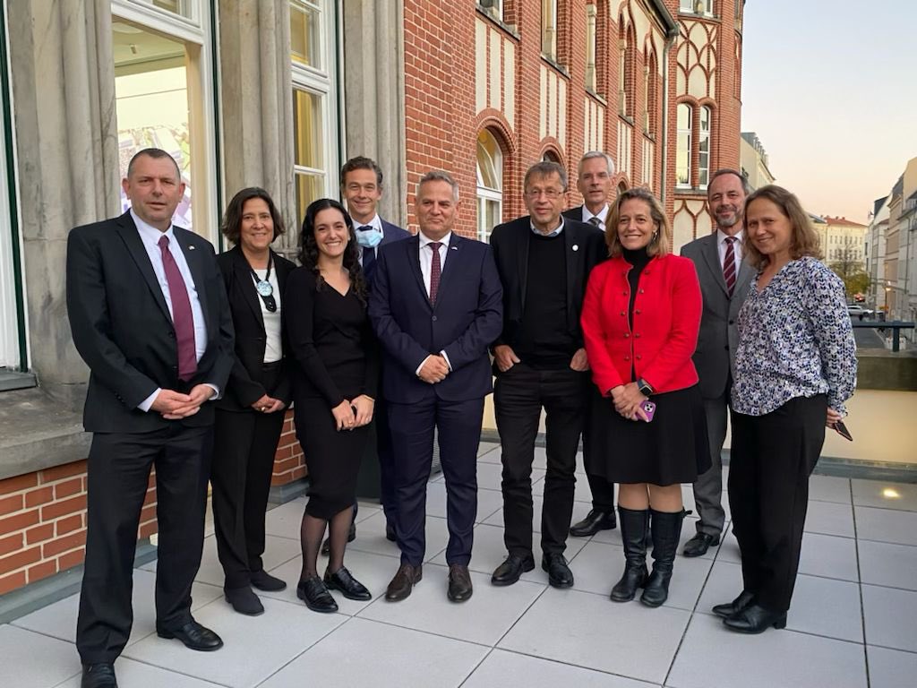 ChariteBerlin's tweet photo. #CharitéGlobalHealth: Prof. Kroemer & Prof. Kreis, beide Vorstand Charité, sowie Klinikdirektor Neurochirurgie @vajkoczy, haben heute @NitzanHorowitz, Gesundheitsminister Israel, an der #CharitéBerlin begrüßt und u. a. über die Themen #Digitalisierung & #Innovationen gesprochen. https://t.co/gpwIEVCLD0