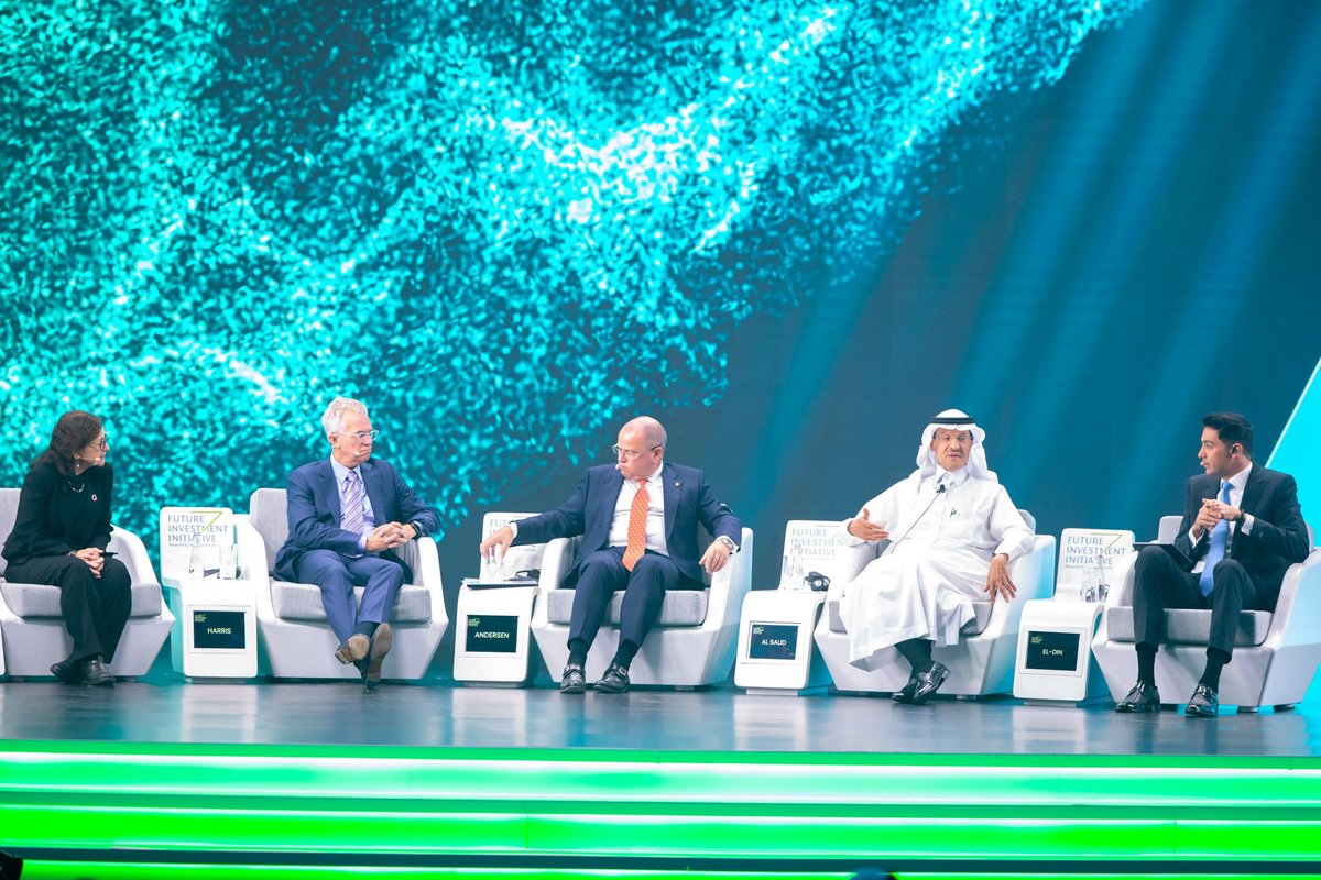 AJELNEWS24's tweet photo. اختتام أعمال الدورة الخامسة لمبادرة مستقبل الاستثمار 2021، تحت عنوان " الاستثمار في الإنسانية "، والتي استمرت ثلاثة أيام، بمركز الملك عبدالعزيز الدولي للمؤتمرات بالرياض.
.
.
#مبادرة_مستقبل_الاستثمار 
#الاستثمار_في_الإنسانية https://t.co/iSjo8UfPFQ