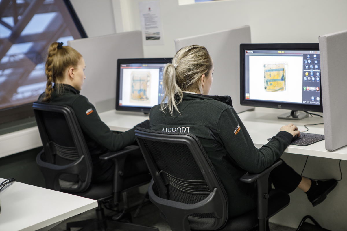 Vanderlande's tweet photo. The #security checkpoints of Iceland's 3 biggest airports are connected over #WAN to support #remotescreening. All images are centrally screened, so staff at the regional airports can focus on other activities.
Learn more about remote screening over WAN: https://t.co/jgCnSmxzUQ https://t.co/c0nf9HeuQz