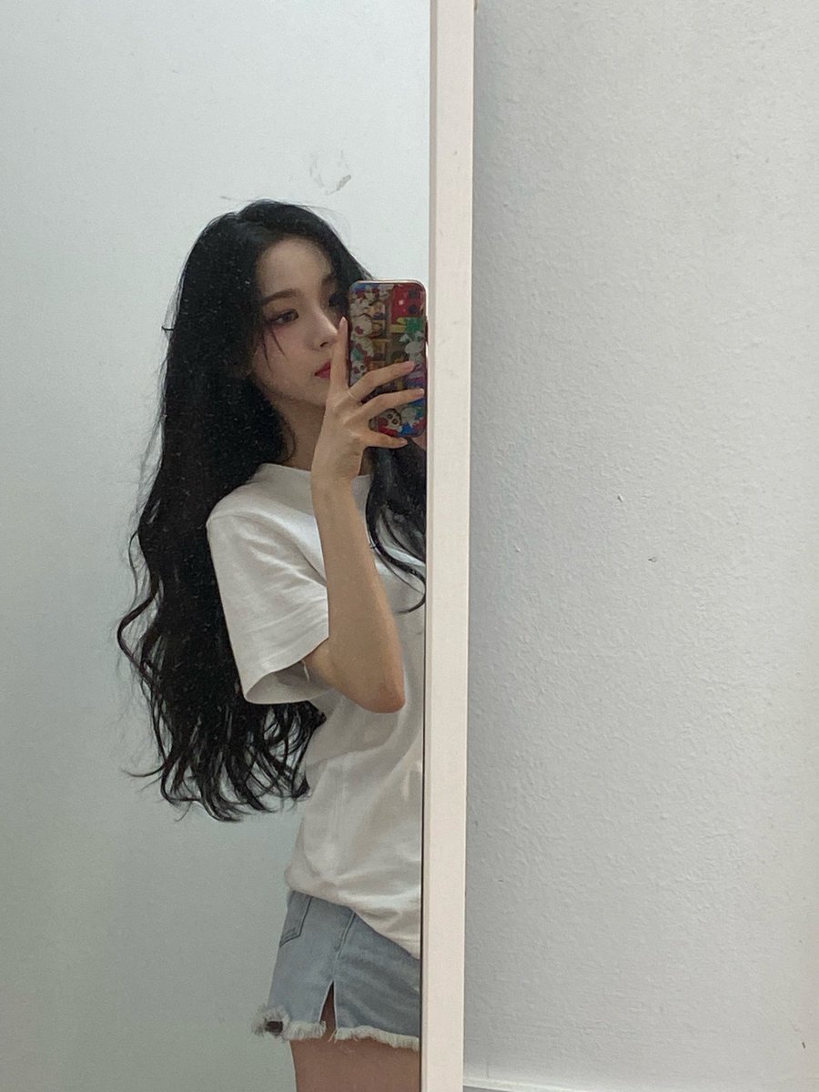 krnoth's tweet photo. คาริน่าเหมือน เน็ตไอดอลaiอ่ะ สวยเหมือนไม่มีอยู่จริงสมคอนเซ็ปท์วง ผมหนามีน้ำหนัก คอยาวระหงรับกับไหล่สวยมาก หุ่นคือที่หนึ่งมีครบทุกอย่างอกเอวสะโพก แขนขามั่นคงรับสะโพกดูเหมือนคนตัวเล็กนะบางมุมเพราะข้อแขนขาเรียว เครื่องหน้าไม่ต้องพูด นี่ไม่ใช่คนแล้ว พี่น่ามีตัวตนอยู่จริงๆใช่ไหม https://t.co/Xtq7Jtm9gM