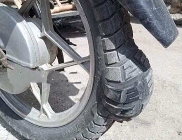 पेट्रोल के दाम बढ़ने पर टायर भी खुशी से फूले नहीं समा रहे..🤣🤣😜 

#पेट्रोल_की_आग_मोदी_भाग