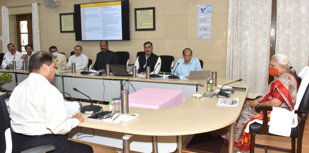 GovernorofUp's tweet photo. राज्यपाल एवं विश्वविद्यालय की कुलाधिपति आनंदीबेन पटेल ने आज राजभवन में नैक मूल्यांकन हेतु बुन्देलखण्ड विश्वविद्यालय, झांसी का प्रस्तुतीकरण देखा और नैक मूल्यांकन हेतु निर्धारित सभी जरूरी बिन्दुओं को ध्यान में रखते हुए तैयारी करने तथा सभी कमियों को समय से दूर करने के निर्देश दिये। https://t.co/Y2sI9SyfSX