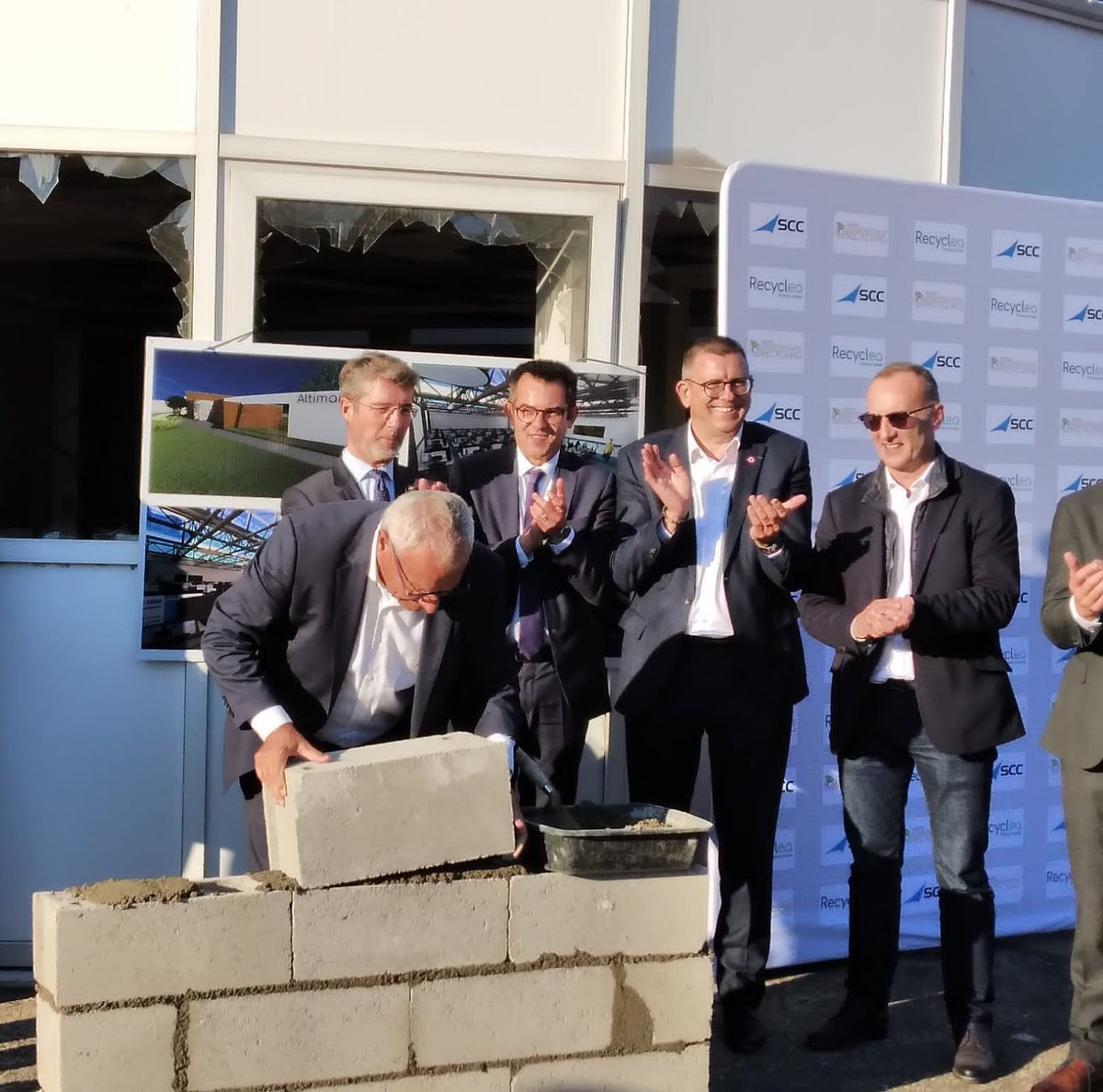 claude_riboulet's tweet photo. À Montluçon, pour les 10 ans de @recyclea03 et la pose de la 1ere pierre de son futur centre de services. Objectif: 300 nouveaux emplois ! https://t.co/0WhgqztGOc
