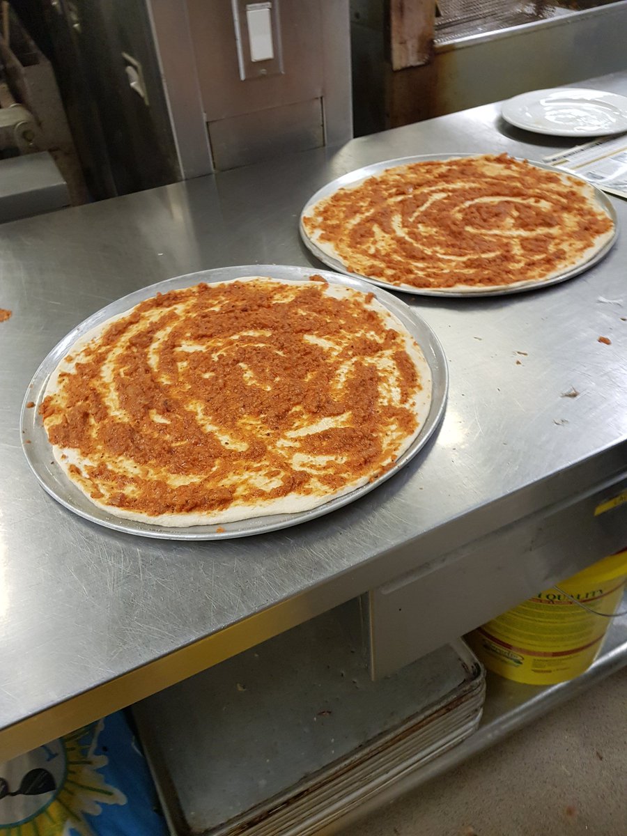 chefdazza's tweet photo. Formative pizza operation here today. #thelakerway #TLDSBlearns #StartMeUp #closertotheedge https://t.co/8ofOhjUmRa